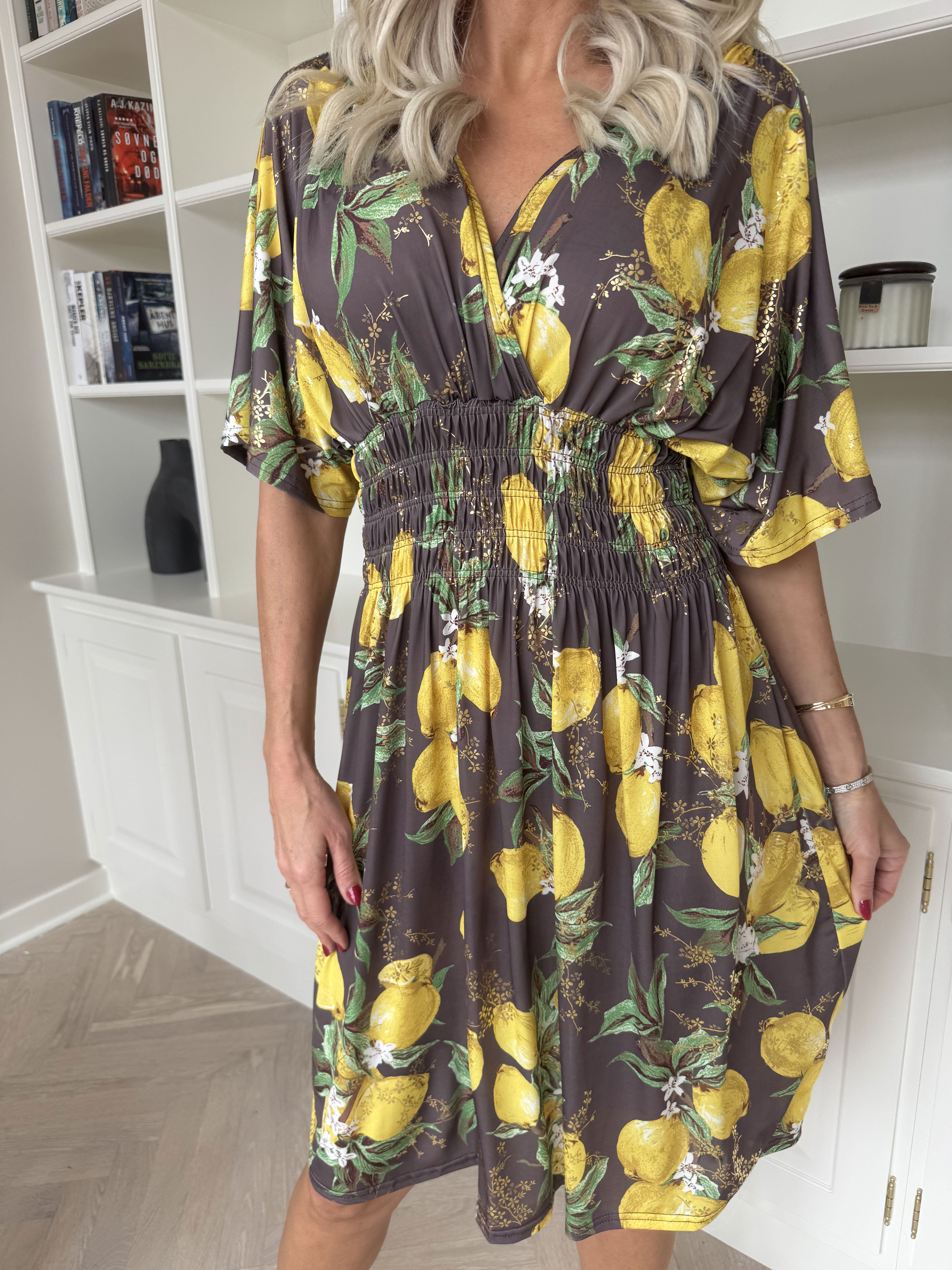 Pams Lemon Short - Elastisk kjole med citroner og guld detaljer